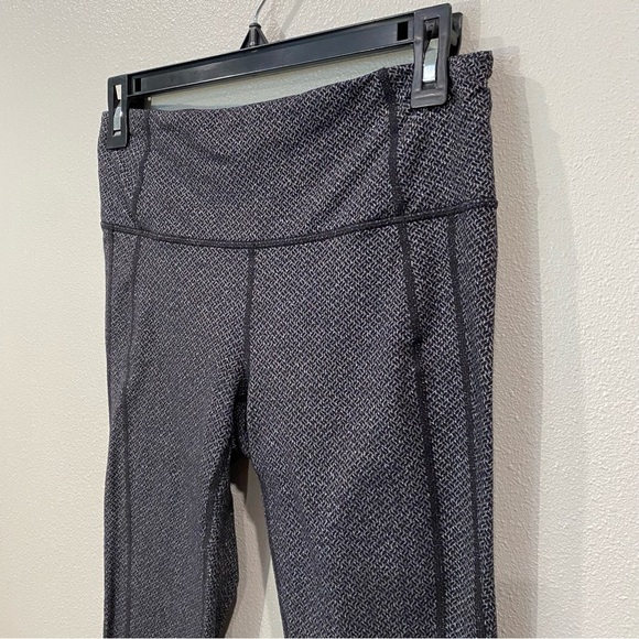 Athleta Active 3/4th Length Patterned Leggings Dark Grey Medium - Picture 2 of 8
